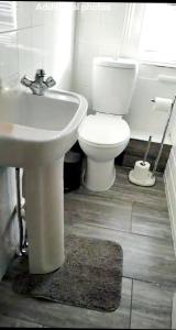 a bathroom with a white sink and a toilet at Evo Yellow 2 bedroom Apartment Gravesend in Gravesend
