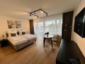 Postel nebo postele na pokoji v ubytování G&P Housing Apartments - XXL Wohnung für Familien & Gruppen 120qm mit 3 Schlafzimmern, 3 Badezimmern, Panoramabalkon und großer Küche + 14 fotografií