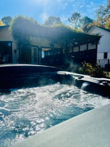 Bazén v ubytování Baileys Cove Beachside Bliss nebo v jeho okolí