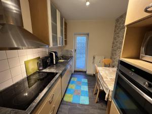 a kitchen with a sink and a stove top oven at Seestadt Apartment in ruhiger Lage Erdgeschosswohnung mit WLAN in Bremerhaven