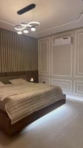 - une chambre avec un grand lit et un plafond dans l'établissement Luxury apartment with outdoor seating, separate entrance and self check-in, à Khamis Mushait