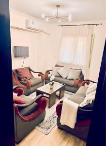 Гостиная зона в Luxury Sheikh Zayed Compound Flat