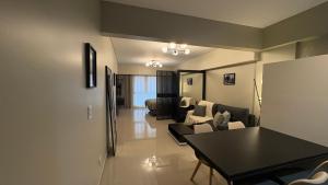 een woonkamer met een tafel en een bank bij Centro Histórico Apart I in Buenos Aires