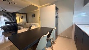 een keuken met een zwarte tafel en witte stoelen bij Centro Histórico Apart I in Buenos Aires