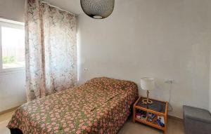 ein kleines Schlafzimmer mit einem Bett und einem Fenster in der Unterkunft Amazing Apartment In Alicante With Wifi in Alicante