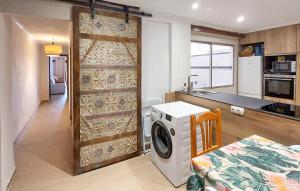 eine Küche mit Waschmaschine in einem Zimmer in der Unterkunft Amazing Apartment In Alicante With Wifi in Alicante