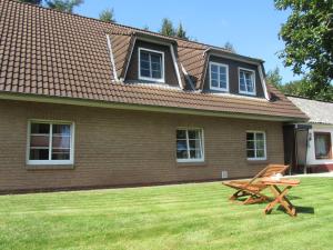 ein Haus mit einem Picknicktisch davor in der Unterkunft Ferienwohnung Holt in Husum