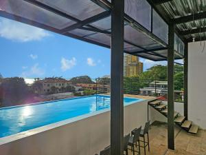 Πισίνα στο ή κοντά στο Luxury Villa with rooftop infinity pool and walk away from the beach