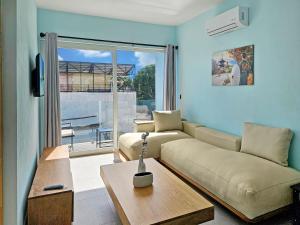 Χώρος καθιστικού στο Luxury Villa with rooftop infinity pool and walk away from the beach