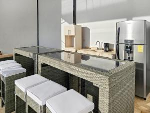 Η κουζίνα ή μικρή κουζίνα στο Luxury Villa with rooftop infinity pool and walk away from the beach