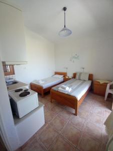 een kamer met 2 bedden en een fornuis. bij AVRA Apartments & Studios in Frý