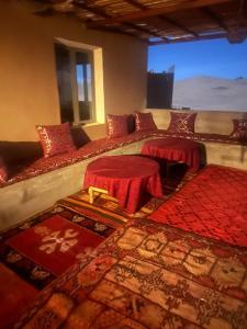 Postel nebo postele na pokoji v ubytování farah desert camp