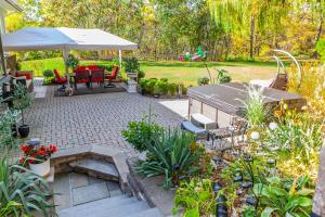 un patio avec un parasol, une table et des chaises dans l'établissement Nature Oasis BarMar 2BR Suite in Dundas close to Webster Falls, à Dundas 83 autres photos