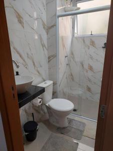 ein Badezimmer mit Toilette und Waschbecken in der Unterkunft Apartamento novinho e aconchegante in Piracicaba