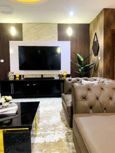 Μια τηλεόραση ή/και κέντρο ψυχαγωγίας στο 3rdBASE APARTMENT +5 φωτογραφίες