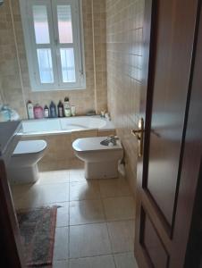 a bathroom with a toilet and a tub and a sink at WOWHOLIDAYS La Juliana de Sevilla in Bollullos de la Mitación +38 photos