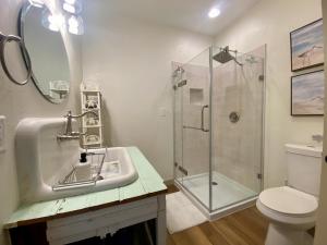 une salle de bain avec un lavabo et une douche dans l'établissement Charming 1940s Daybook Cottage on the Florida Hidden Coast, à Yankeetown 29 autres photos