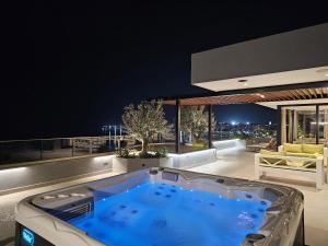 een jacuzzi in het midden van een huis bij La Terrazza Azzurra in Vlorë