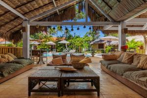 sala de estar al aire libre con sofás y mesa en Controvento Boutique Hotel, en Cumbuco
