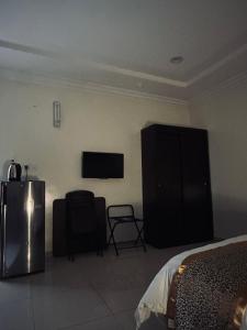 a bedroom with a bed and a flat screen tv at وحدة سكنية فاخرة الوسام in Taif