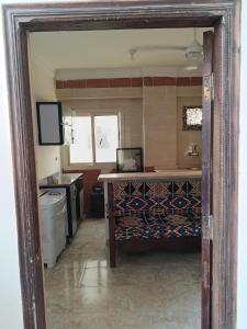 uma cozinha com pia e balcão em um cômodo em Guest room science em Marsa Alam