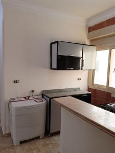 uma cozinha com um micro-ondas e uma bancada em Guest room science em Marsa Alam