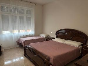 Un dormitorio con dos camas y una ventana. en B&B Altea, en Pescara