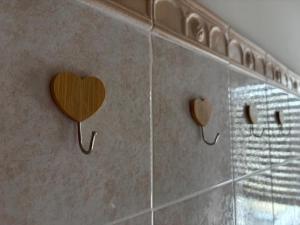 a heart shaped mirror on the wall of a bathroom at B&B Altea in Pescara +51 photos
