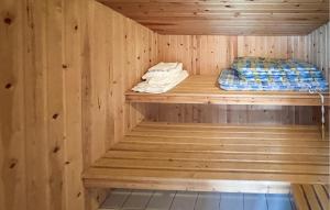 Una sauna de madera con una cama dentro en Beautiful Home In Hejls With Sauna, en Hejlsminde 7 fotos más