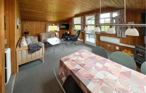 una habitación con una cama y un sofá y una mesa en Beautiful Home In Hejls With Sauna, en Hejlsminde