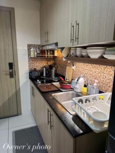eine Küche mit Spüle und Arbeitsplatte in der Unterkunft Juvrey Studio-Unit Breeze Residences in Manila