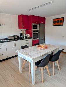 Η κουζίνα ή μικρή κουζίνα στο Oliveira House