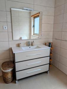 Ένα μπάνιο στο Oliveira House