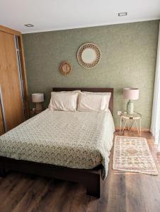 Ένα ή περισσότερα κρεβάτια σε δωμάτιο στο Oliveira House +15 φωτογραφίες