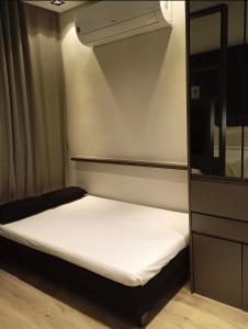 圣保罗Suite Transamerica Faria Lima的小客房内的一张小床,配有白色床单