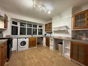 Dapur atau dapur kecil di Redhill Gatwick Serviced Accommodation