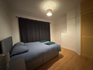 Katil atau katil-katil dalam bilik di Redhill Gatwick Serviced Accommodation