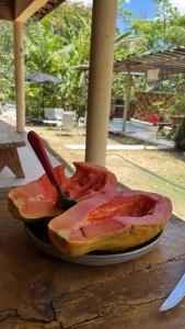 a plate with slices of meat on a table at Chácara Bom Pastor 5 km do Centro Crato in Crato