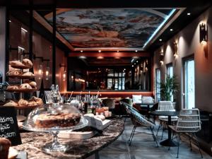 a restaurant with a table with a cake on it at ibis Styles Boulogne sur Mer Centre Cathédrale in Boulogne-sur-Mer +57 photos