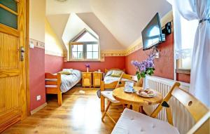 ein kleines Wohnzimmer mit einem Tisch und einem TV in der Unterkunft 1 Bedroom Stunning Apartment In Golubie in Pierszczewo