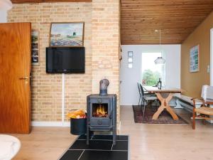 Μια τηλεόραση ή/και κέντρο ψυχαγωγίας στο 5 person holiday home in Rømø