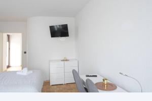 a white room with a bed and a table with chairs at Western in Mörfelden-Walldorf