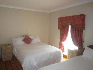sypialnia z 2 łóżkami i oknem w obiekcie Cuil Darach w mieście Cluain Eois