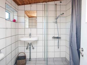 een badkamer met douche en wastafel bij 4 person holiday home in Grenaa in Grenå