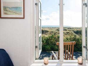 een open raam met uitzicht op de oceaan bij 4 person holiday home in Grenaa in Grenå