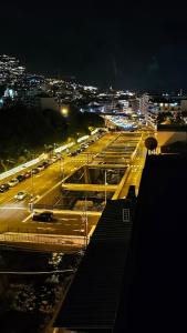 Blick auf die Stadt in der Nacht mit Lichtern in der Unterkunft October Nest in Funchal