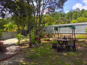 a picnic table and chairs in a yard at The cabin in La Esperanza, Intibúca in Intibucá