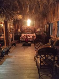 ein Wohnzimmer mit einer Couch und einem Hund auf einem Stuhl in der Unterkunft Home away from home in Guayacanes