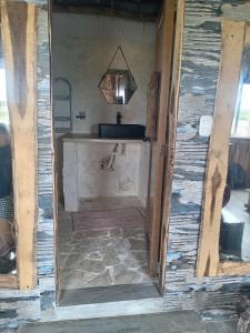 ein Badezimmer mit Waschbecken und Spiegel in der Unterkunft Home away from home in Guayacanes