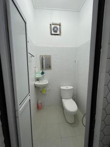 une petite salle de bain avec toilettes et lavabo dans l'établissement Fahim Homestay Pasir Mas, à Pasir Mas 20 autres photos